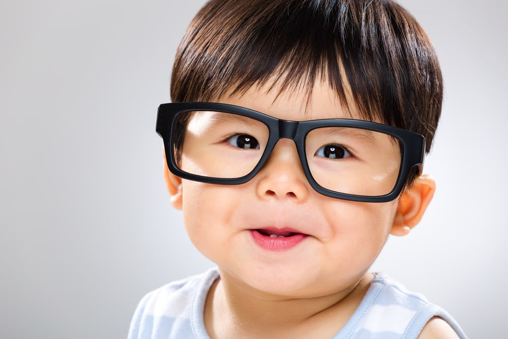 vaikai dėvi akinius