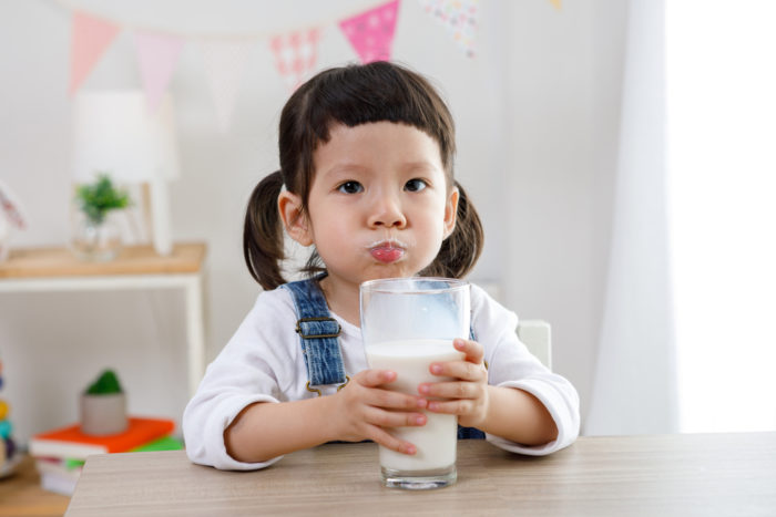 vaikai geria karvės pieną