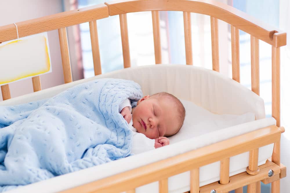 pavojus, kad kūdikiai miega su antklodėmis