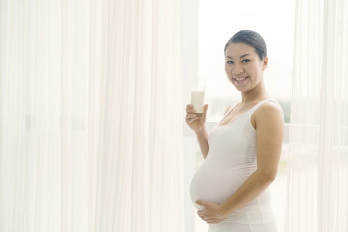 nėščios moterys geria pieną