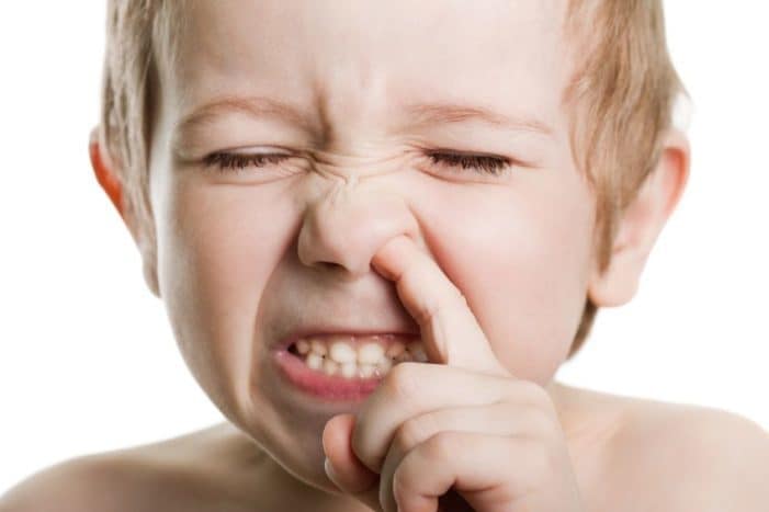 pašalinant pašalinius daiktus iš vaiko nosies