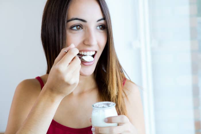 turintys skrandį gali valgyti jogurtą