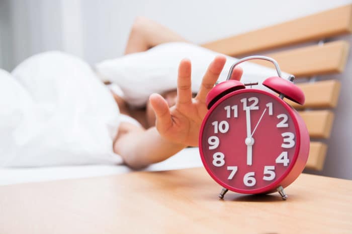 kuris yra geresnis ir yra svarbesnis: reguliariai mankštintis ar pakankamai miegoti?