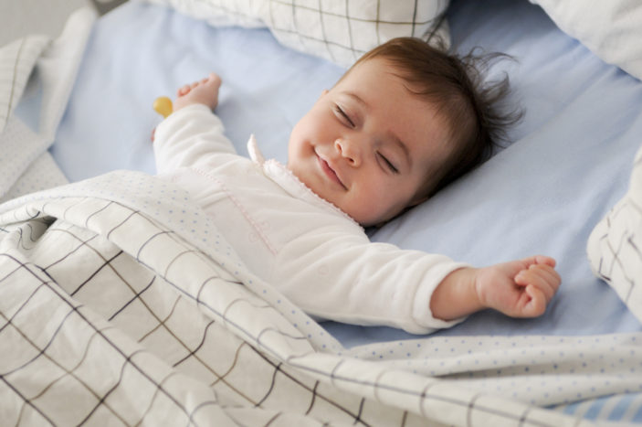 kūdikis šypsosi miegant
