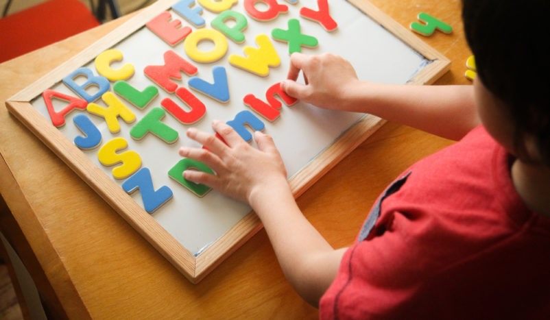 mokytis užsienio kalbų kaip gydymą vaikams, sergantiems autizmu