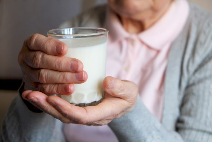 ar reikia vyresnio amžiaus žmonių gerti pieną